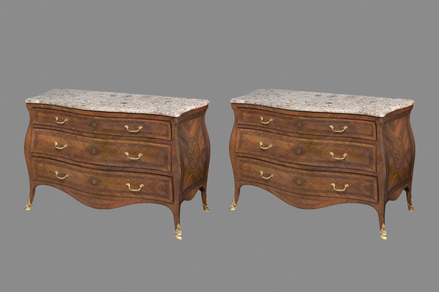 Paire de commodes galbées sur le devant et les côtés - plateaux en lumachelle - Naples, milieu du XVIIIe siècle